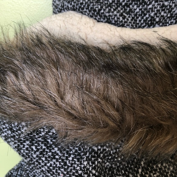 Black and white hooded vest - Picture 6 of 8